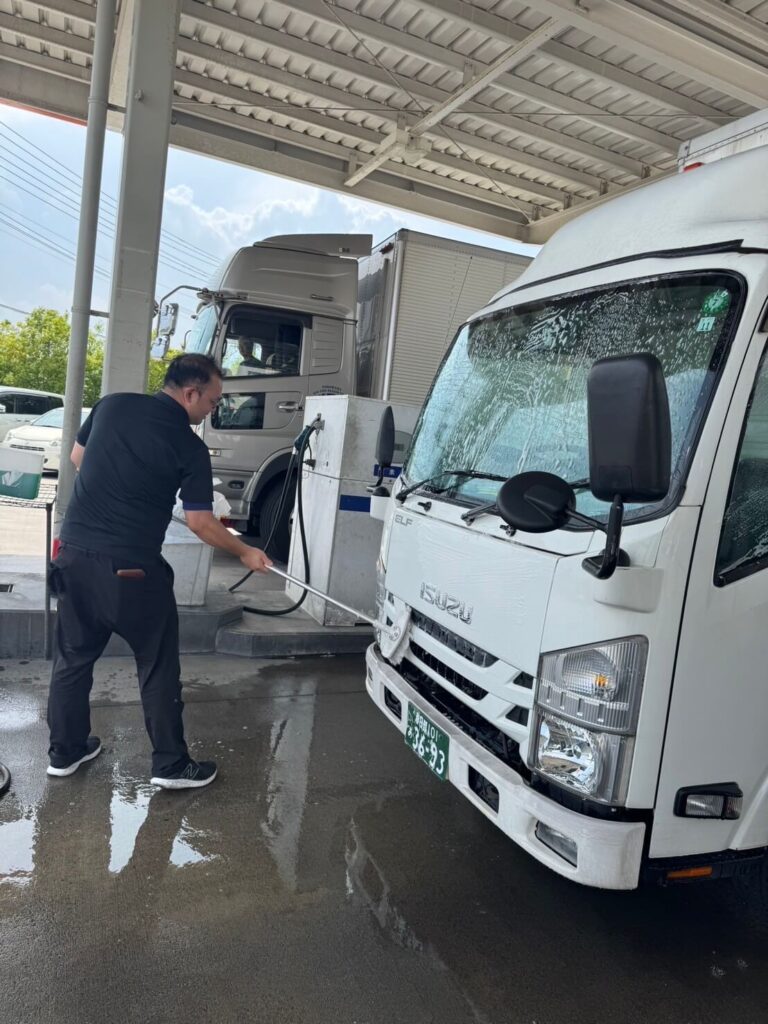 洗車をする社員の写真