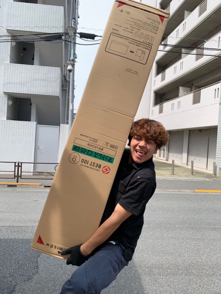 荷物を運ぶ笑顔の社員の写真