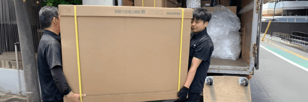 引越し作業をする社員の写真